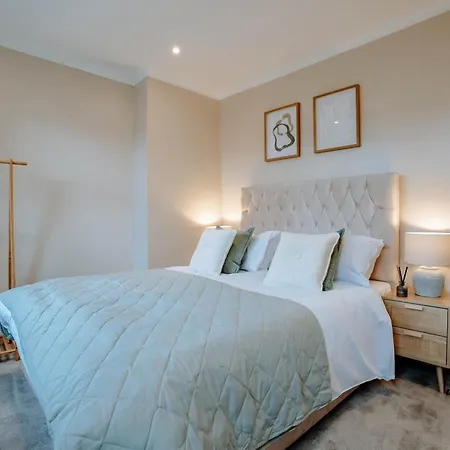 The Mayfield Townhouse - Central - 3 Bedrooms With Garden