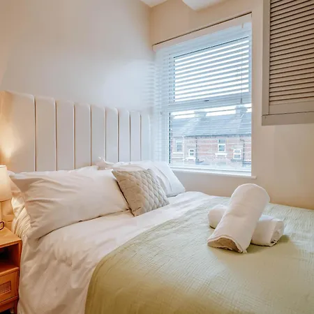 The Mayfield Townhouse - Central - 3 Bedrooms With Garden Holiday home Harrogate
