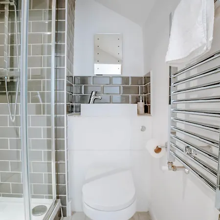 The Mayfield Townhouse - Central - 3 Bedrooms With Garden 펜션