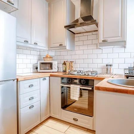 The Mayfield Townhouse - Central - 3 Bedrooms With Garden 펜션