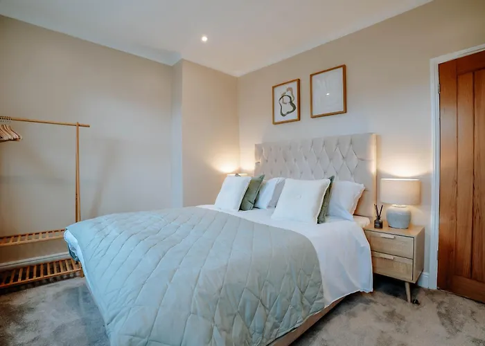 The Mayfield Townhouse - Central - 3 Bedrooms With Garden