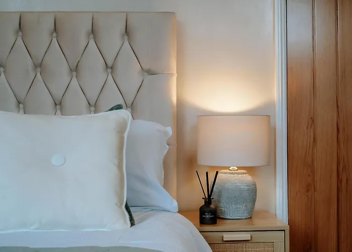 The Mayfield Townhouse - Central - 3 Bedrooms With Garden *