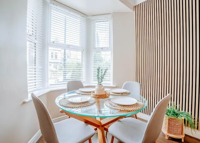 The Mayfield Townhouse - Central - 3 Bedrooms With Garden Holiday home Harrogate